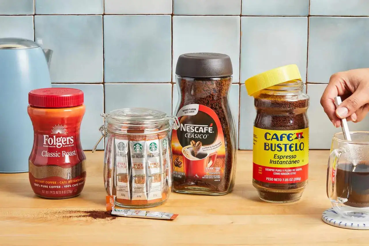 Różne rodzaje kawy rozpuszczalnej, w tym Nescafé Clásico i Cafe Bustelo, gotowe do zaparzenia aromatycznego espresso.