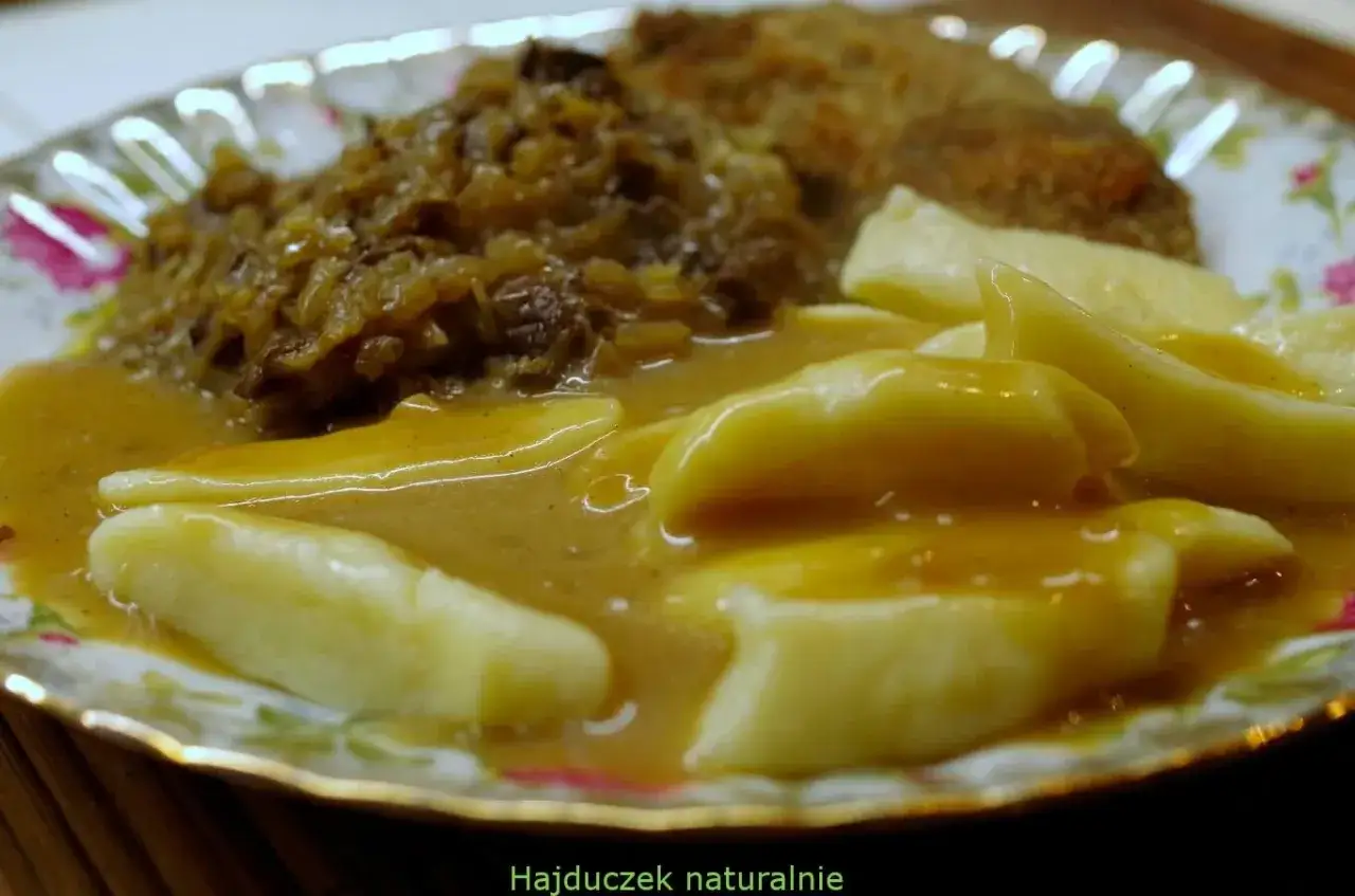 Kopytka z sosem i gulaszem, jak u babci. Przepis na ciasto na kopytka jest prosty i pyszny.