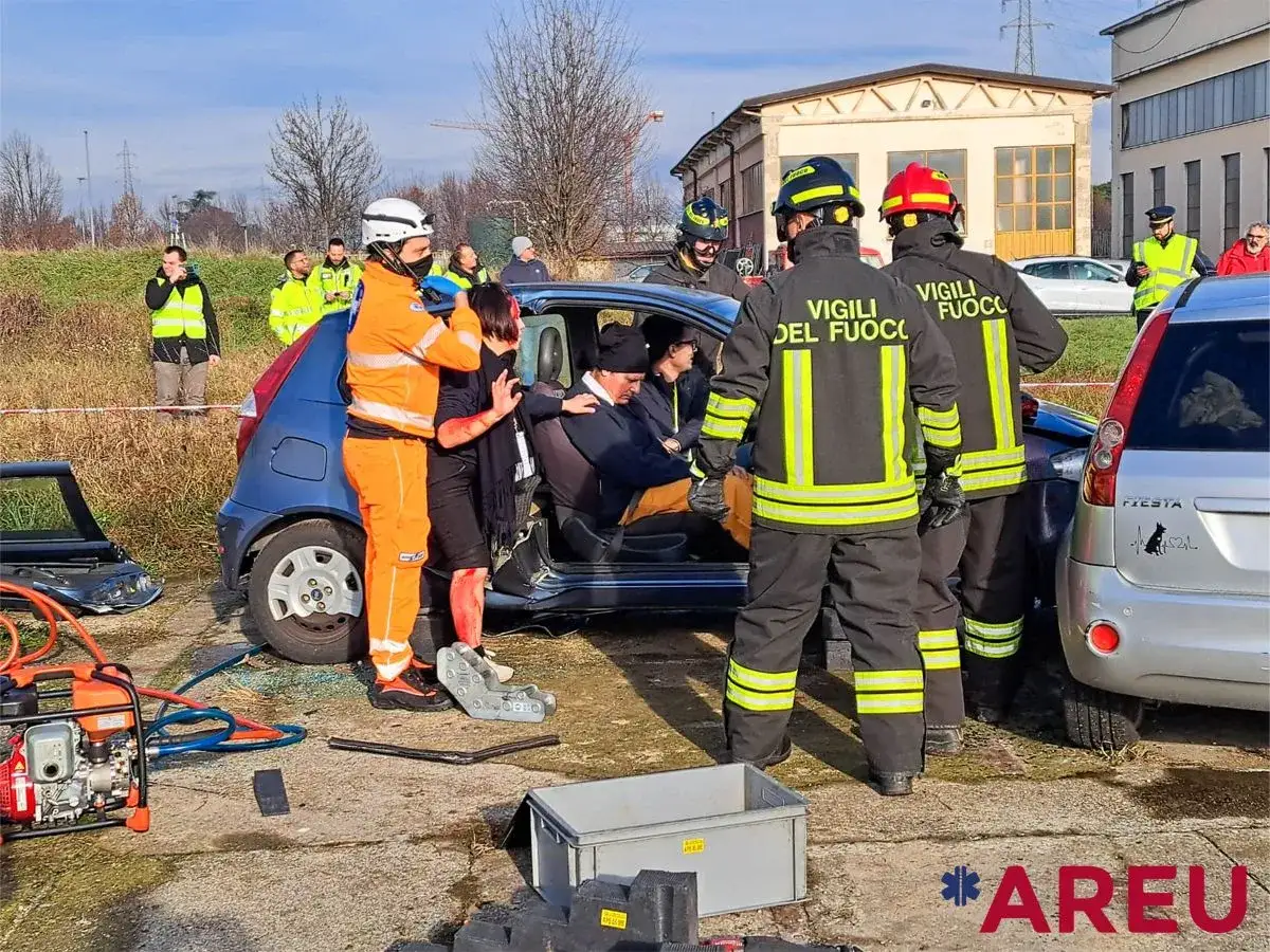 Vigili del Fuoco intervengono in un'esercitazione simulando un'omissione di soccorso dopo un incidente stradale.