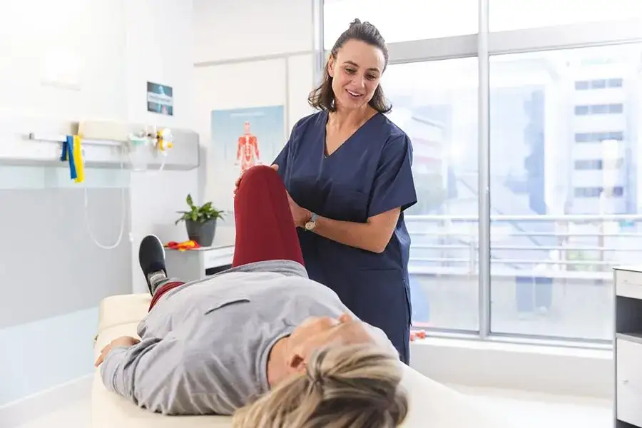 Fizjoterapeuta w pracy w szpitalu