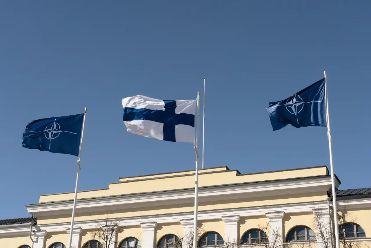 Warianty flagi Finlandii (narodowa, państwowa, wojskowa)