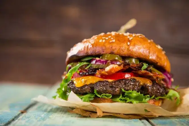 idealny domowy hamburger z dodatkami