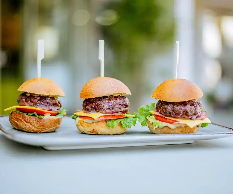 burger z różnymi dodatkami przekrojony