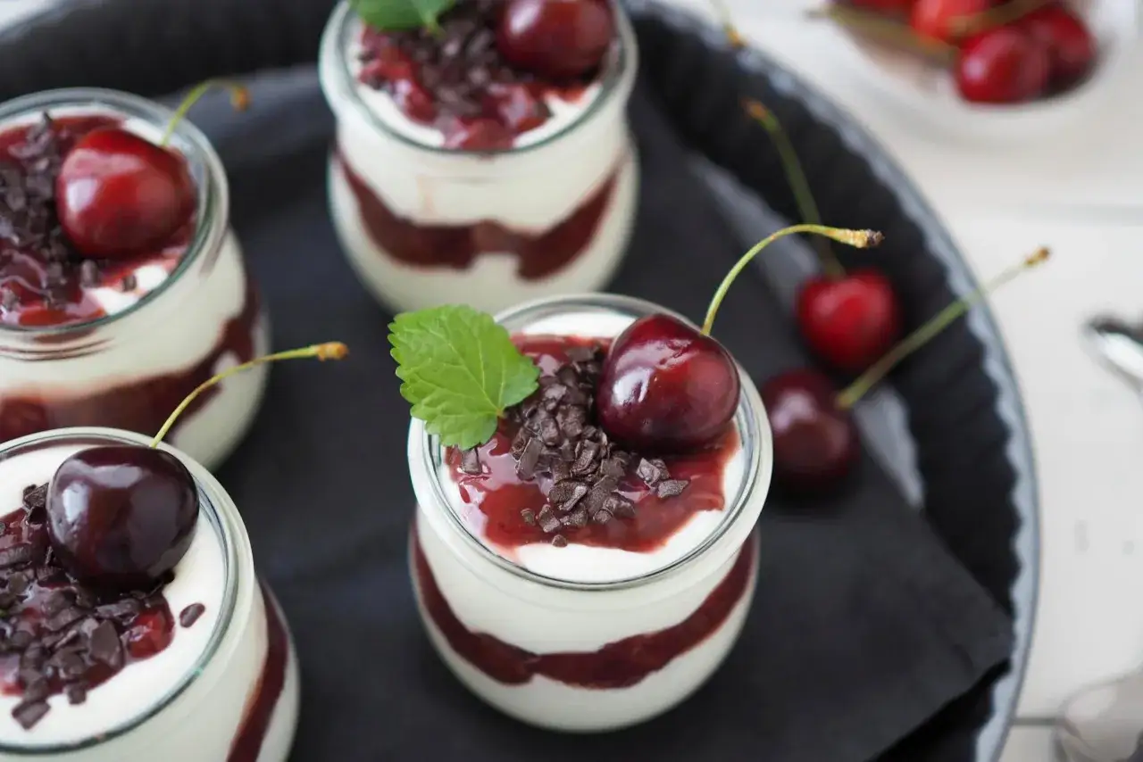 schnelles kirsch dessert im glas