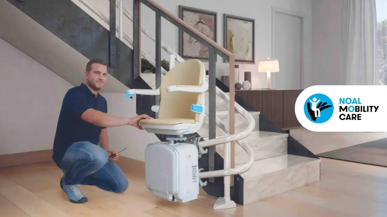 Tecnico esegue manutenzione montascale, garantendo sicurezza e comfort per la mobilità in casa.