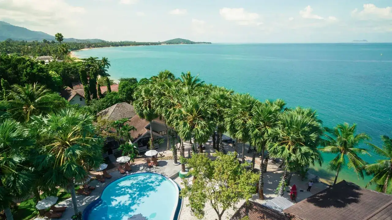 Tropikalny hotel paradise 2026 z basenem i palmami nad turkusowym morzem. Idealne miejsce na wakacje.