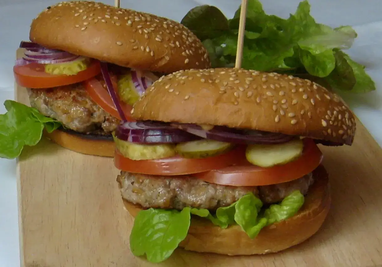 błędy smażenie burgera dociskanie łopatką