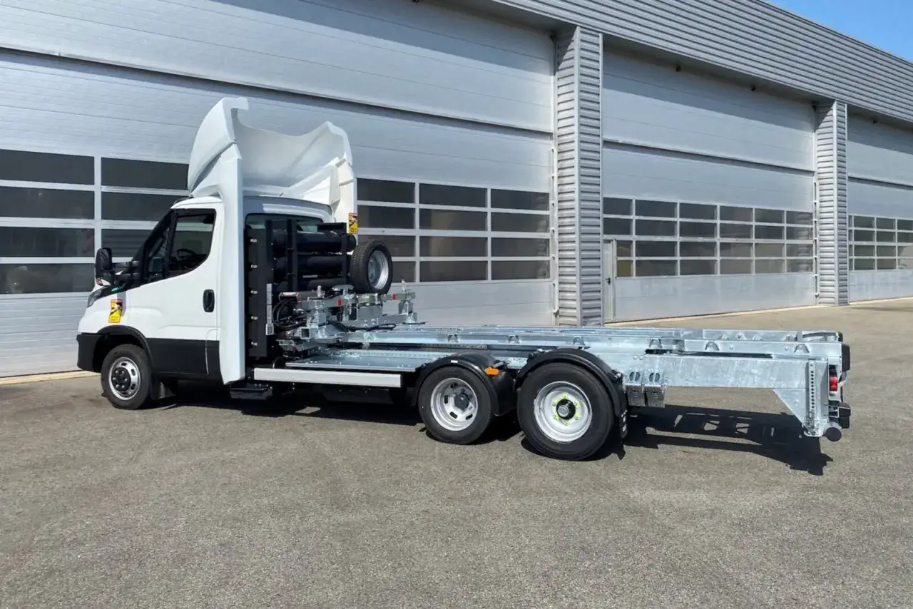 Nowy Iveco CNG gotowy do zabudowy. Ciężarówka zasilana gazem ziemnym, z widocznymi butlami i ramą podwozia.