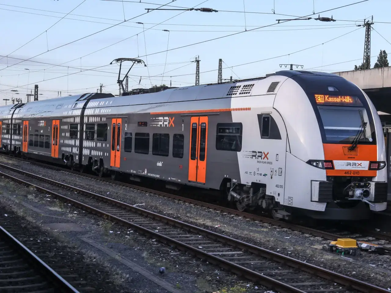 Der RRX RE11 f&auml;hrt nach Kassel-Wilhelmsh&ouml;he.
