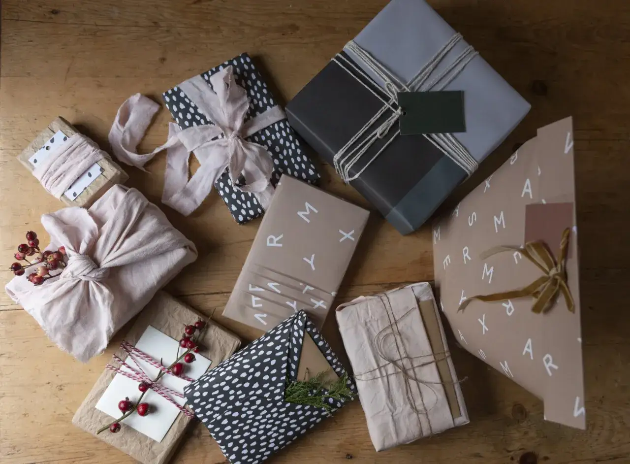 Mehrere Geschenke zusammen verpacken: liebevoll mit Stoff, Papier und Bändern umhüllt, bereit für die Übergabe.