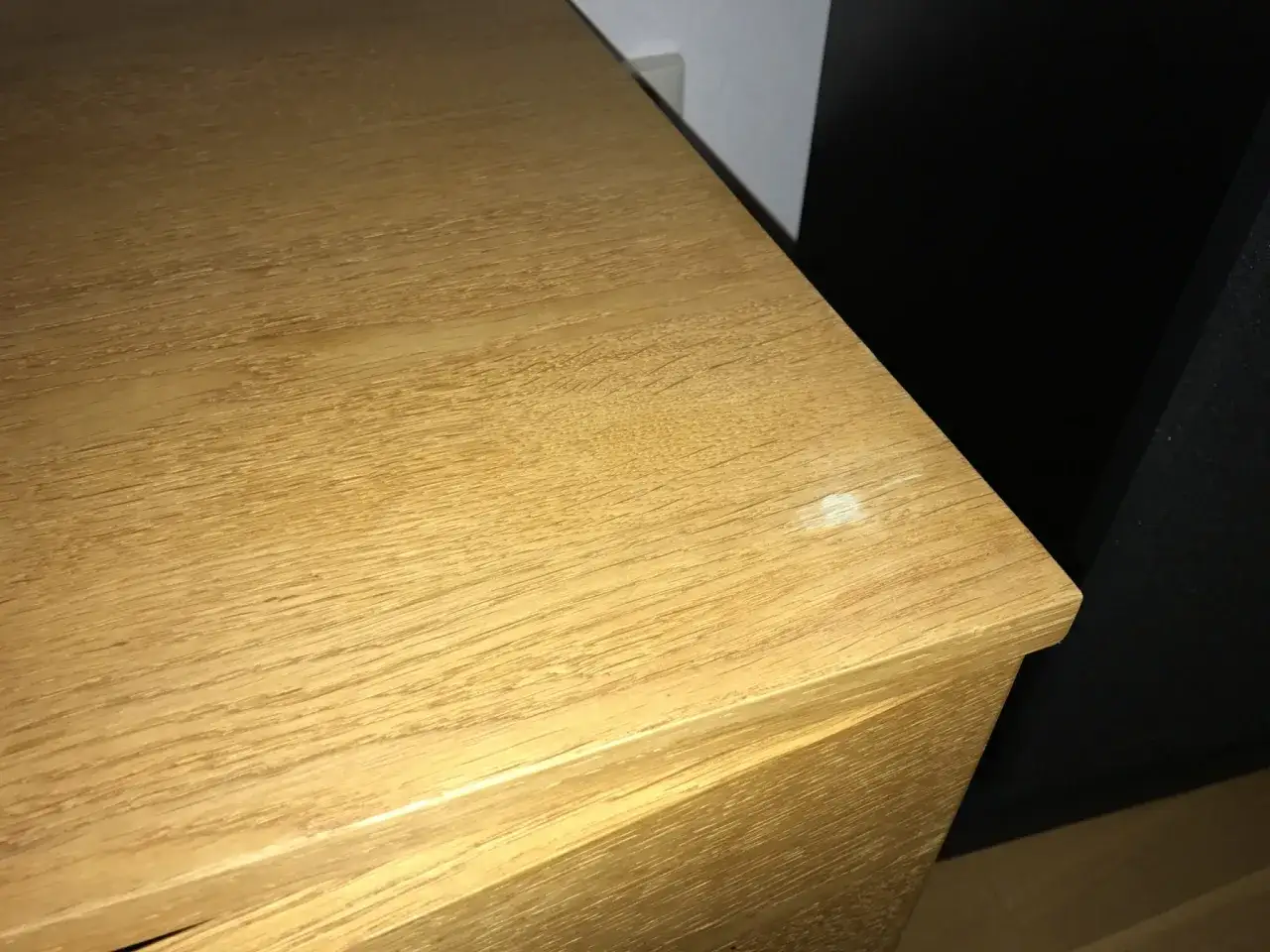 En träyta med tydlig ådring, kanske redo att slipa faner för en jämnare finish.