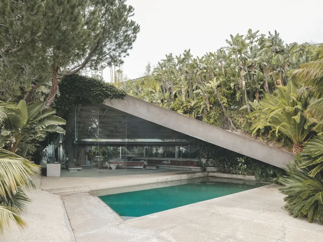 La Sheats Goldstein Residence, con la sua piscina e vegetazione lussureggiante, &egrave; un capolavoro di architettura moderna.