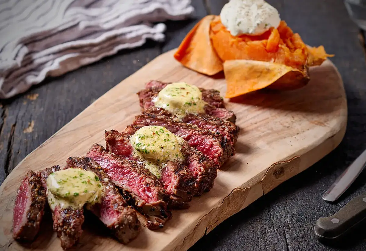 Skivad entrecote med perfekt entrecote temp, toppad med &ouml;rtsm&ouml;r, serveras med s&ouml;tpotatis och en klick gr&auml;ddfil.