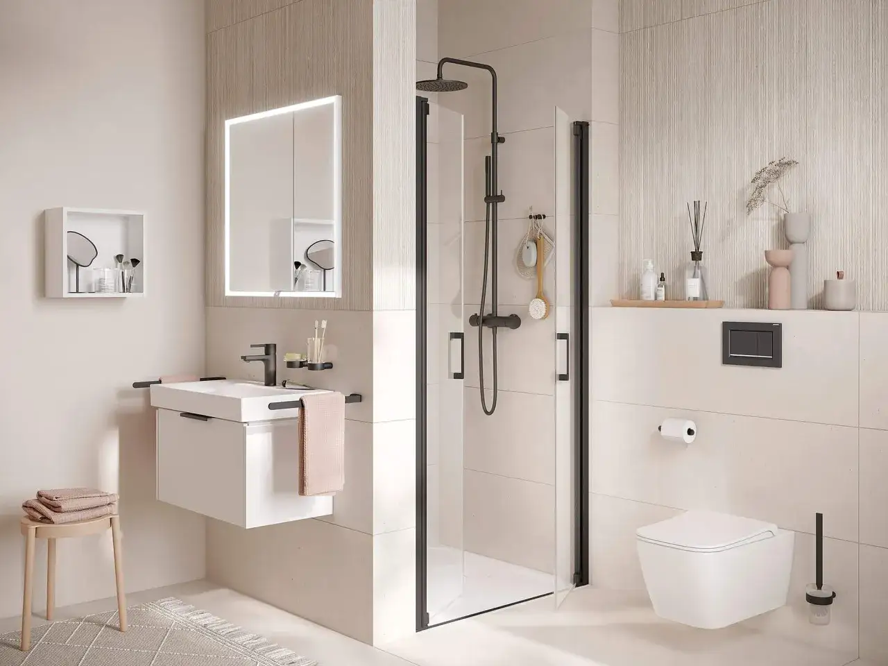 Moderne Badezimmer Aufteilung Ideen: Hängendes Waschbecken, ebenerdige Dusche mit schwarzem Rahmen, wandhängende Toilette und beleuchteter Spiegelschrank.