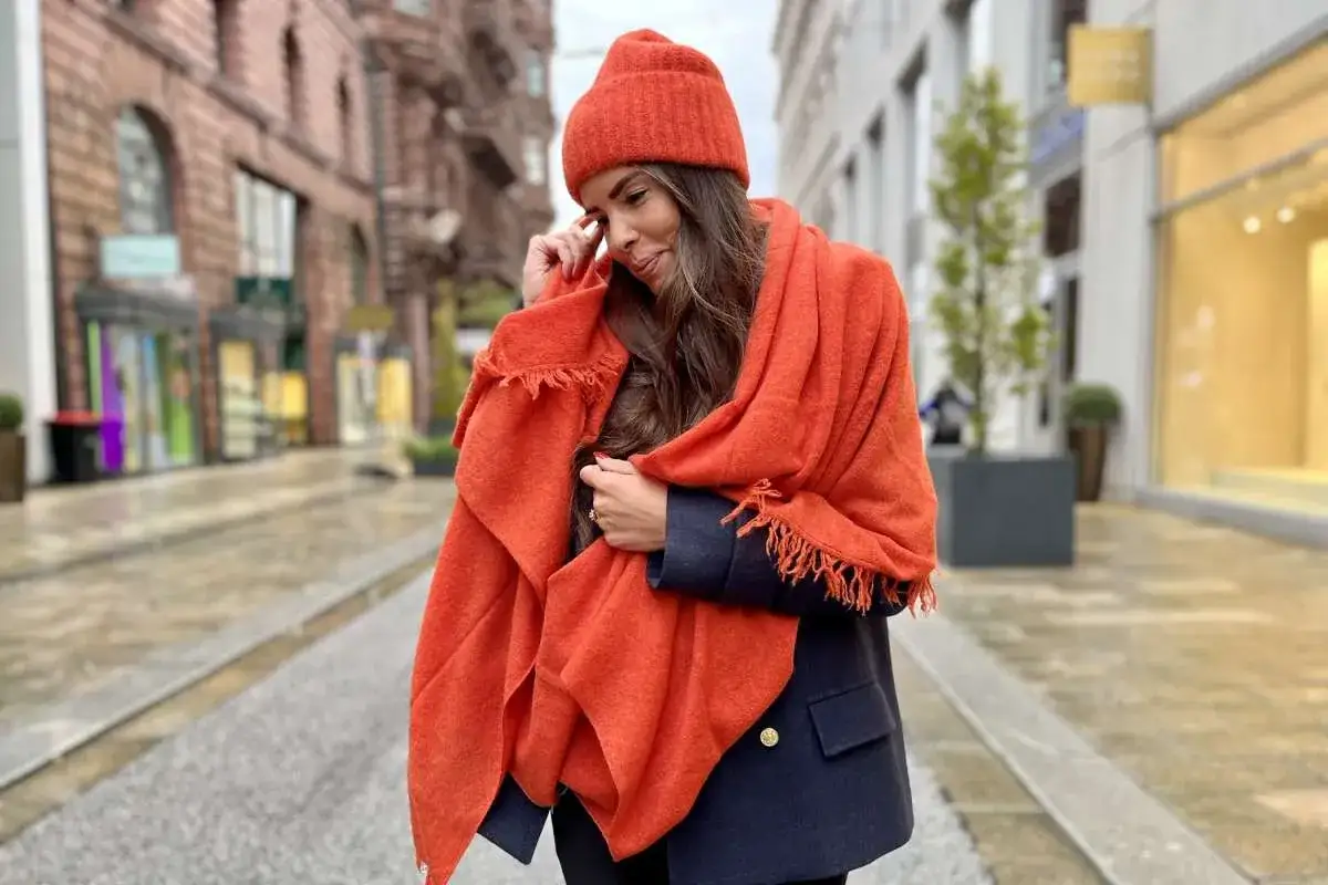 verschiedene orange Mützen Stile Damen