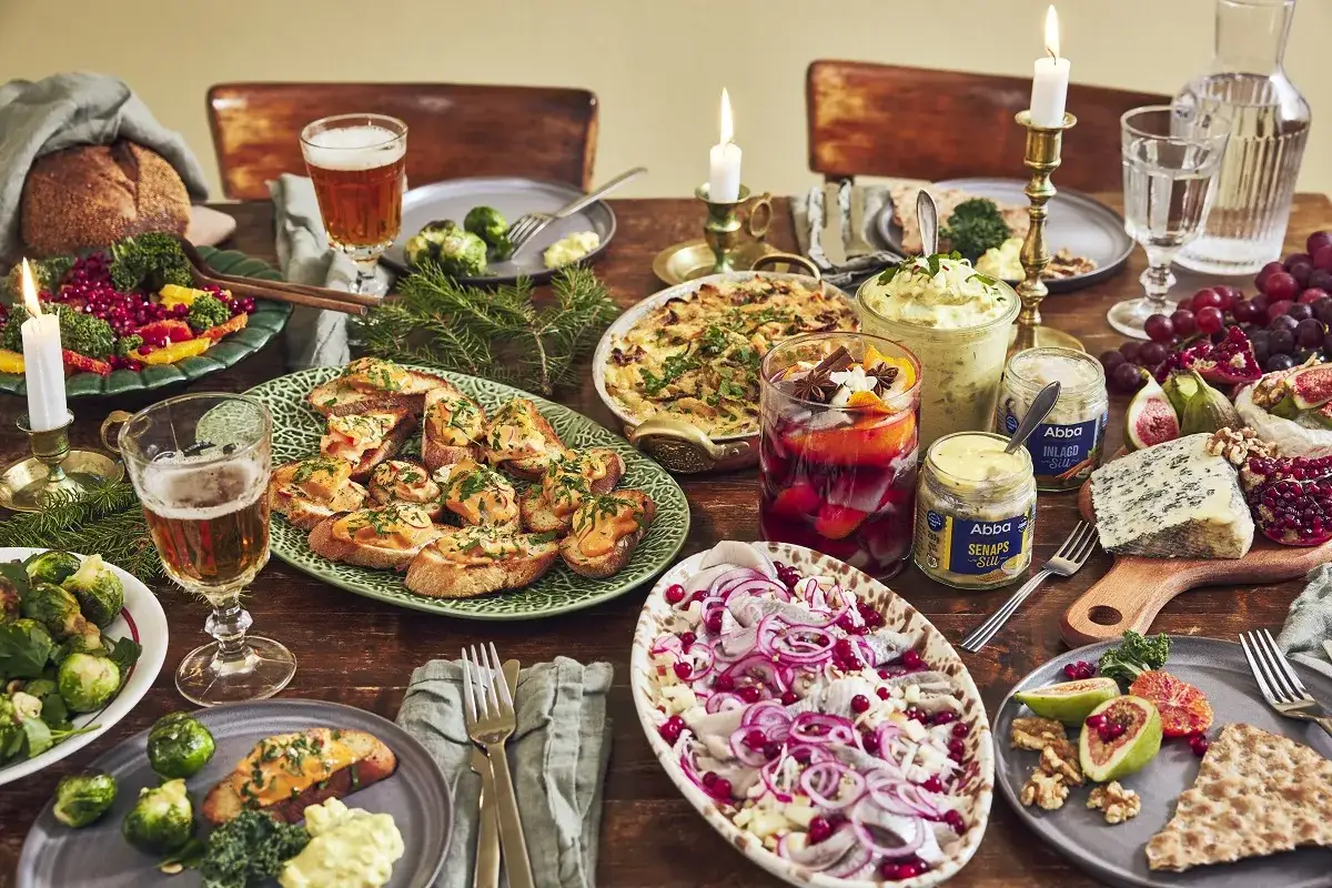 En h&auml;rlig julbuff&eacute; med sill, br&ouml;d, ost och juldryck. Perfekt f&ouml;r att fira jul med sill.