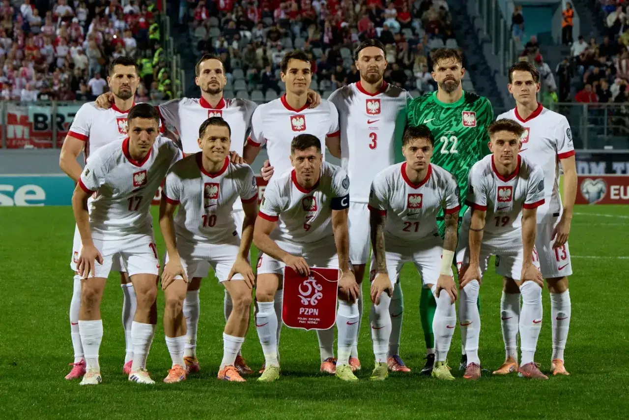 Piłkarze reprezentacji Polski w białych strojach, gotowi do gry. To właśnie takie mecze budzą emocje i pytania: co to mundial?