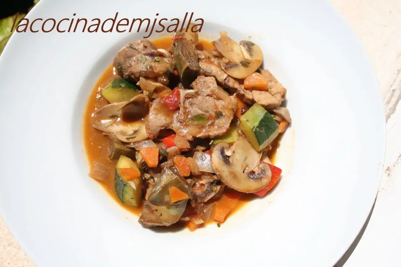Caldereta de cordero con verduras: trozos de cordero tierno, champi&ntilde;ones, calabac&iacute;n, zanahoria y pimiento rojo en una salsa sabrosa.