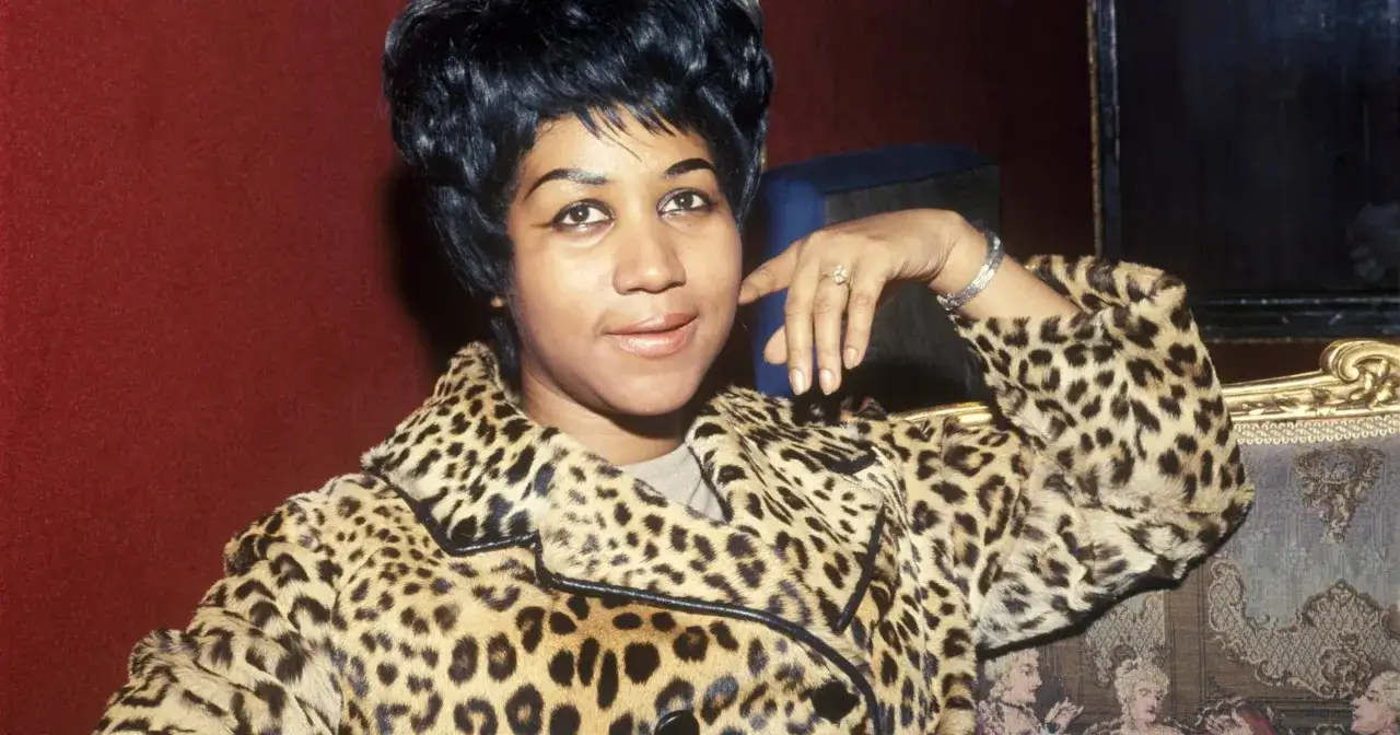 Aretha Franklin w panterkowym płaszczu, z pierścionkiem na palcu. Choć na zdjęciu nie widać jej dzieci, jej muzyka jest dziedzictwem dla wielu pokoleń.