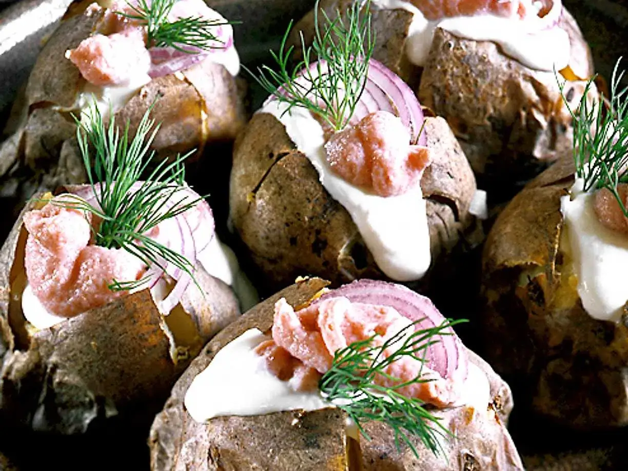 Bakad potatis med en krämig fyllning av gräddfil, rödlök, laxrom och dill. En klassisk svensk rätt som är perfekt för en lätt lunch eller middag.