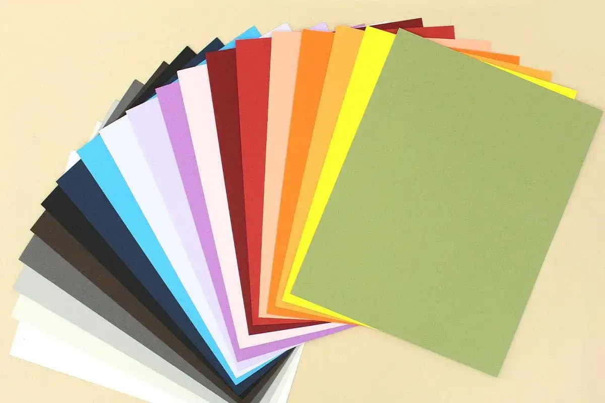 Abanico de papeles de colores, ideal para descubrir los distintos tipos de papel para manualidades y dar vida a tus proyectos creativos.