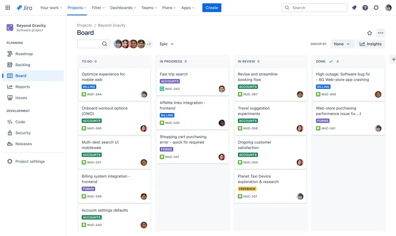 Tablica kanban w Jira pokazuje zadania w kolumnach: Do zrobienia, W toku, Do przeglądu i Zrobione. To wizualne narzędzie do zarządzania projektami.