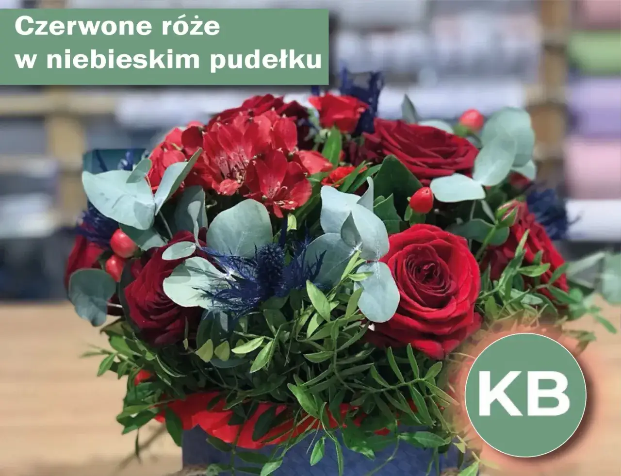 Czerwone róże w niebieskim pudełku – idealny bukiet, by pokazać, jak wręczać kwiaty z klasą.