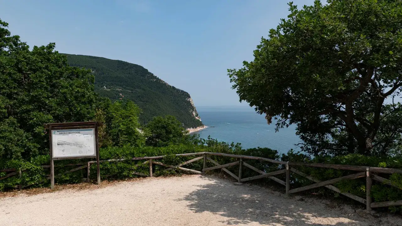 Belvedere di Sirolo, con il Monte Conero che domina il mare Adriatico nelle Marche. Un sentiero panoramico invita all'esplorazione.