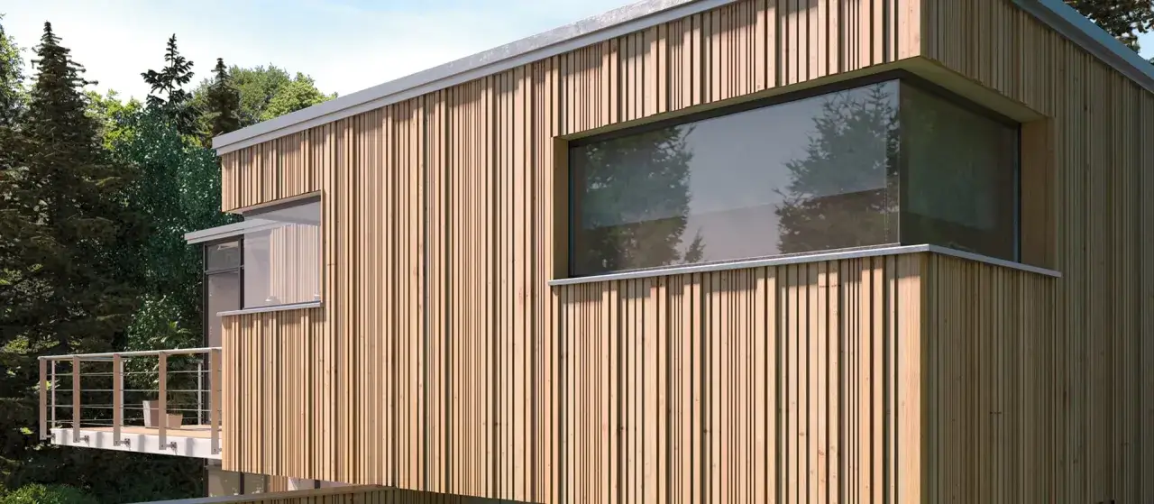 Moderne holzfassade mit vertikalen Holzlamellen und gro&szlig;en Fenstern, die B&auml;ume reflektieren. Ein Balkon mit Edelstahlgel&auml;nder ist sichtbar.
