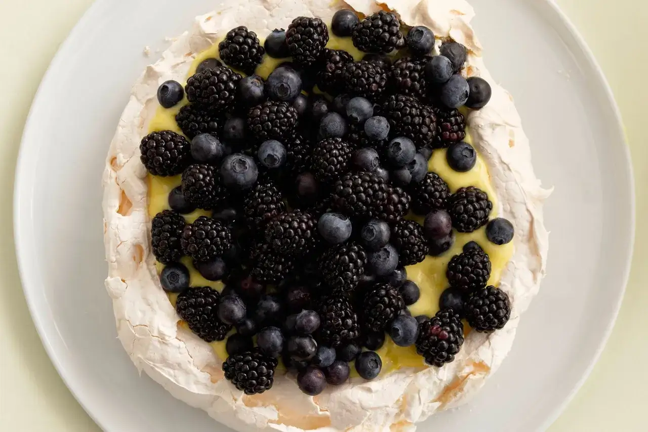 En krämig pavlova med björnbär och blåbär. Ett perfekt recept för sommaren!