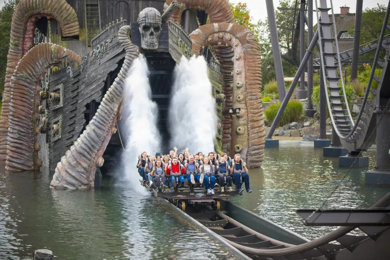 Wesoła grupa na kolejce wodnej w Heide Park, przeżywająca jedne z najlepszych atrakcji parku.