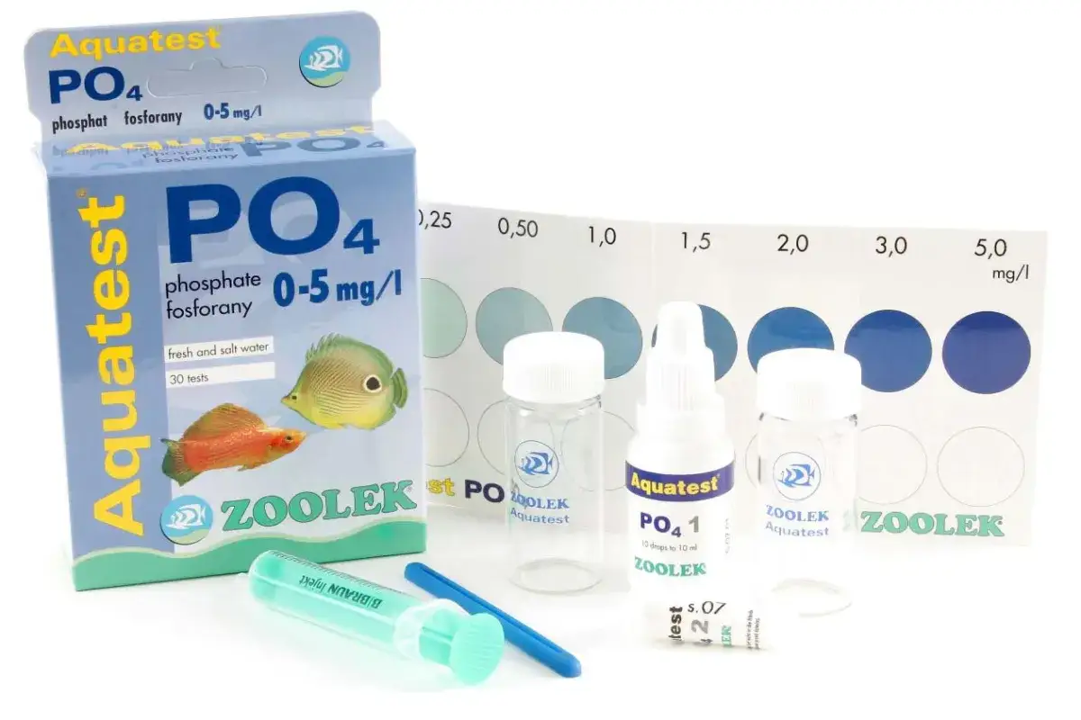 Zestaw Aquatest PO4 do badania fosforanów w akwarium. Zawiera testy, probówki i kartę porównawczą.