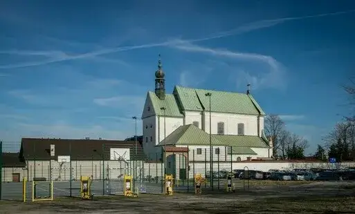 Zabytkowy Rozwadów rynek klasztor
