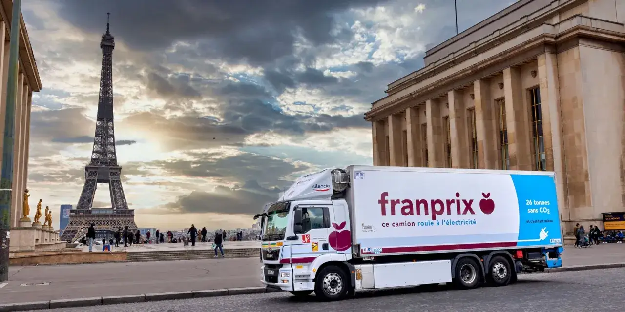 Camion électrique Franprix de 26 tonnes roule à Paris. Le prix du km camion 26 tonnes est optimisé pour l'écologie.
