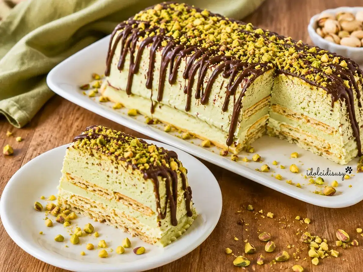 Delizioso semifreddo al pistacchio con glassa al cioccolato e granella di pistacchi, servito su un piatto bianco.