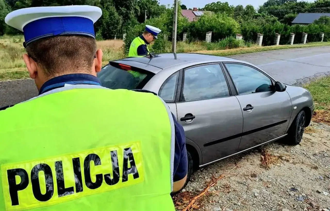 Policjanci zatrzymali kierowcę, który przekroczył prędkość. Grozi mu utrata prawa jazdy za punkty.