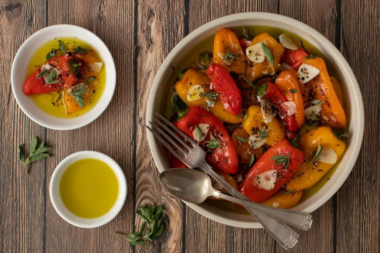 Poivrons r&ocirc;tis, une recette simple et savoureuse. Servi avec de l'huile d'olive et des herbes fra&icirc;ches, ce plat est un d&eacute;lice.