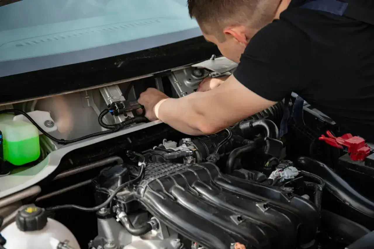 Mechanik naprawia silnik Renault, być może związany z błędem DTC P0010.