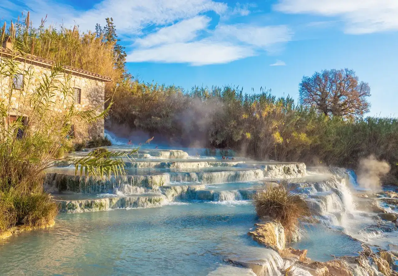 Cascate termali fumanti, un antico casale in pietra e vegetazione lussureggiante. Un'oasi perfetta per i tuoi itinerari Maremma.