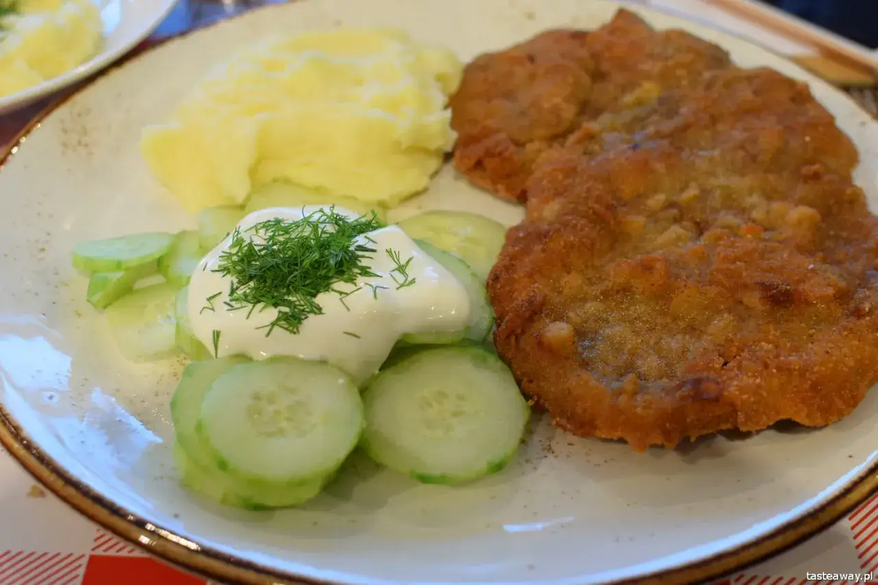 Pyszny obiad na niedzielę: panierowany kotlet, purée ziemniaczane i mizeria z koperkiem.