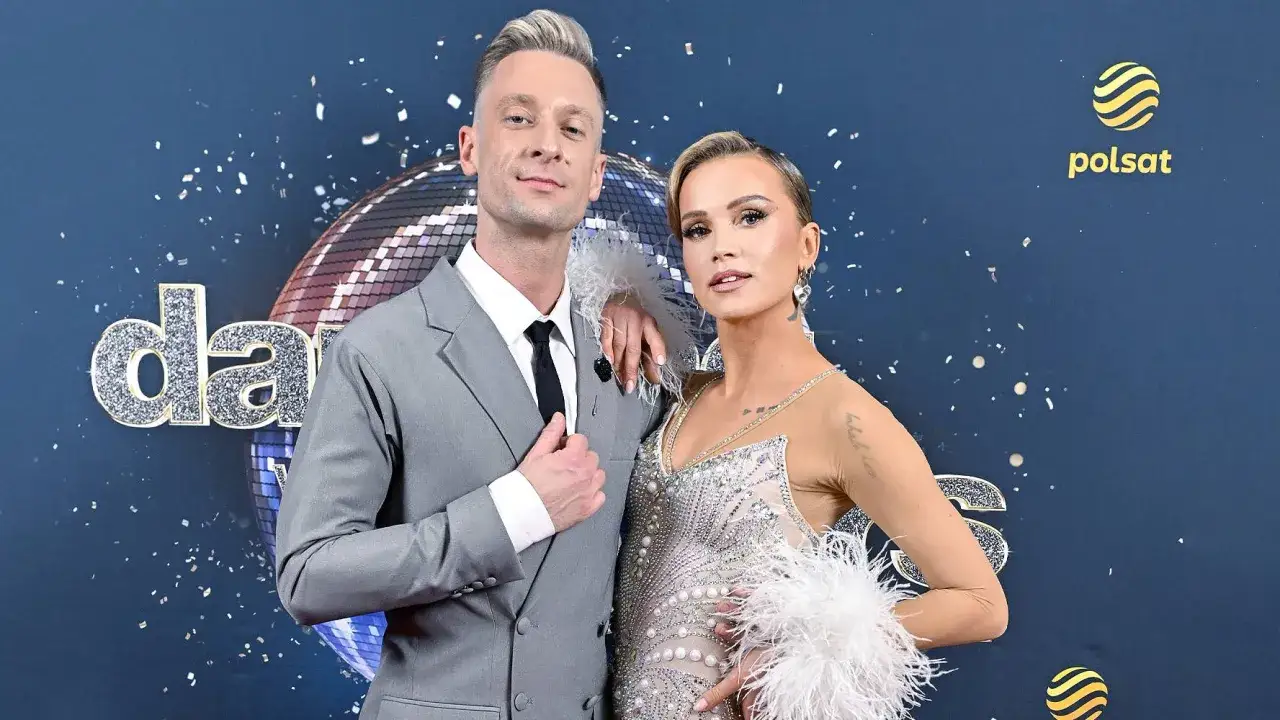 Maffashion i Danilczuk pozują na tle błyszczącej kuli dyskotekowej i napisu 
