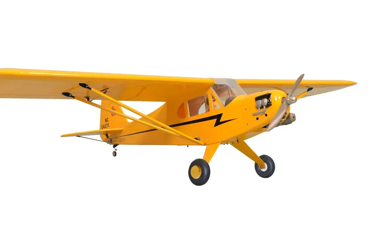 Gelbes Flugzeugmodell im Stil eines historischen Kleinflugzeugs, ein beeindruckendes phoenix modellbau Stück.