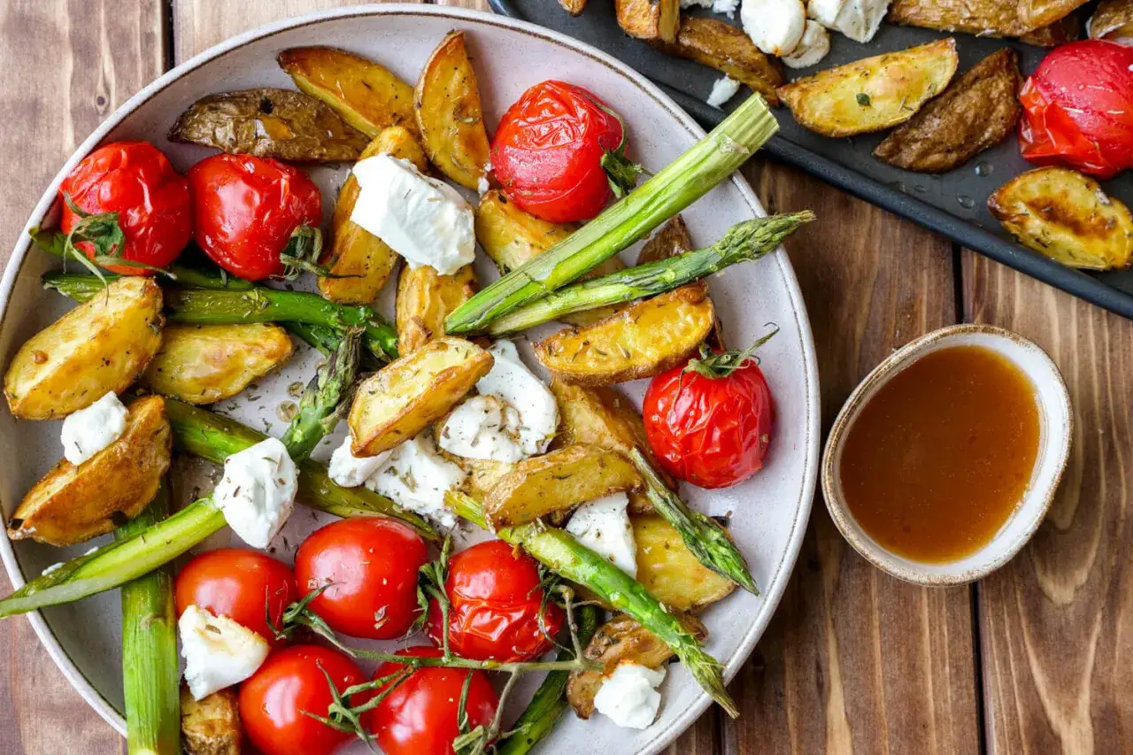 Geröstete Kartoffelspalten, Spargel, Tomaten und Feta – eine köstliche Idee für Spargel Rezepte.