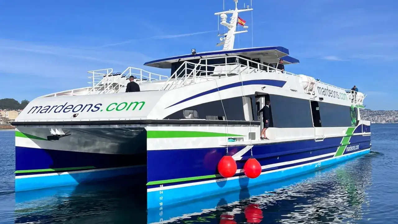 Catamarán de Mardeons.com listo para zarpar. Descubre como ir a las Islas Cíes con este cómodo transporte marítimo.