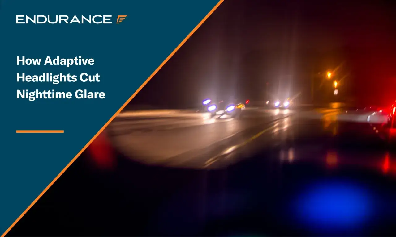 Luces adaptativas de coche iluminan la carretera nocturna, reduciendo el deslumbramiento.