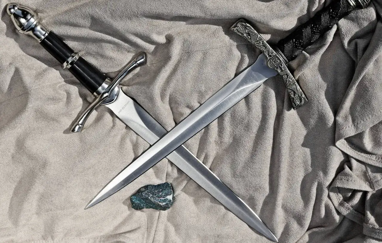 Zwei kunstvoll verzierte Schwerter liegen gekreuzt auf einem Stoff. Ein Blickfang f&uuml;r jedes klingenmuseum in Solingen.