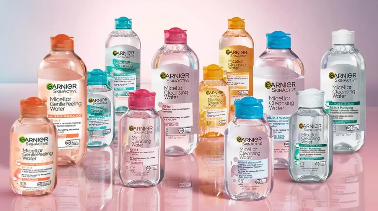 Varias botellas de agua micelar Garnier. El agua micelar sirve para limpiar y desmaquillar la piel suavemente.