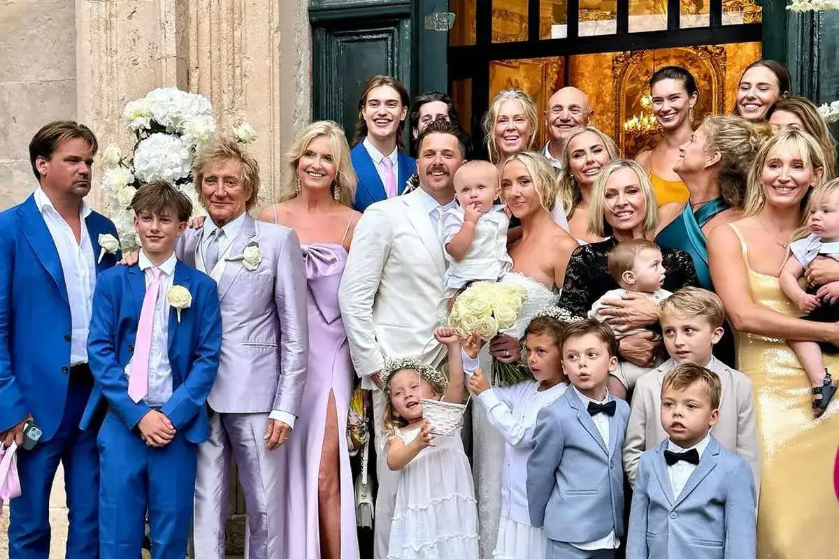 Rod Stewart z rodziną na ślubie. Widać jego dzieci i wnuki, co daje wyobrażenie, ile dzieci ma Rod Stewart.