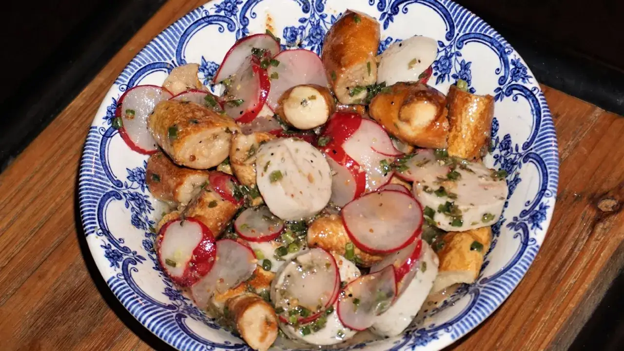 Brot, Radieschen und Kr&auml;uter in einer Sch&uuml;ssel, ein leckeres Brotsalat Rezept.