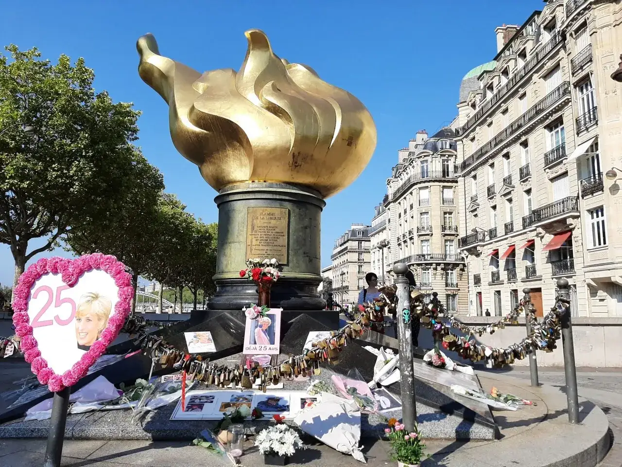 Flamme de la Liberté, mémorial près du pont de l'Alma, orné de fleurs, photos et cadenas d'amour.